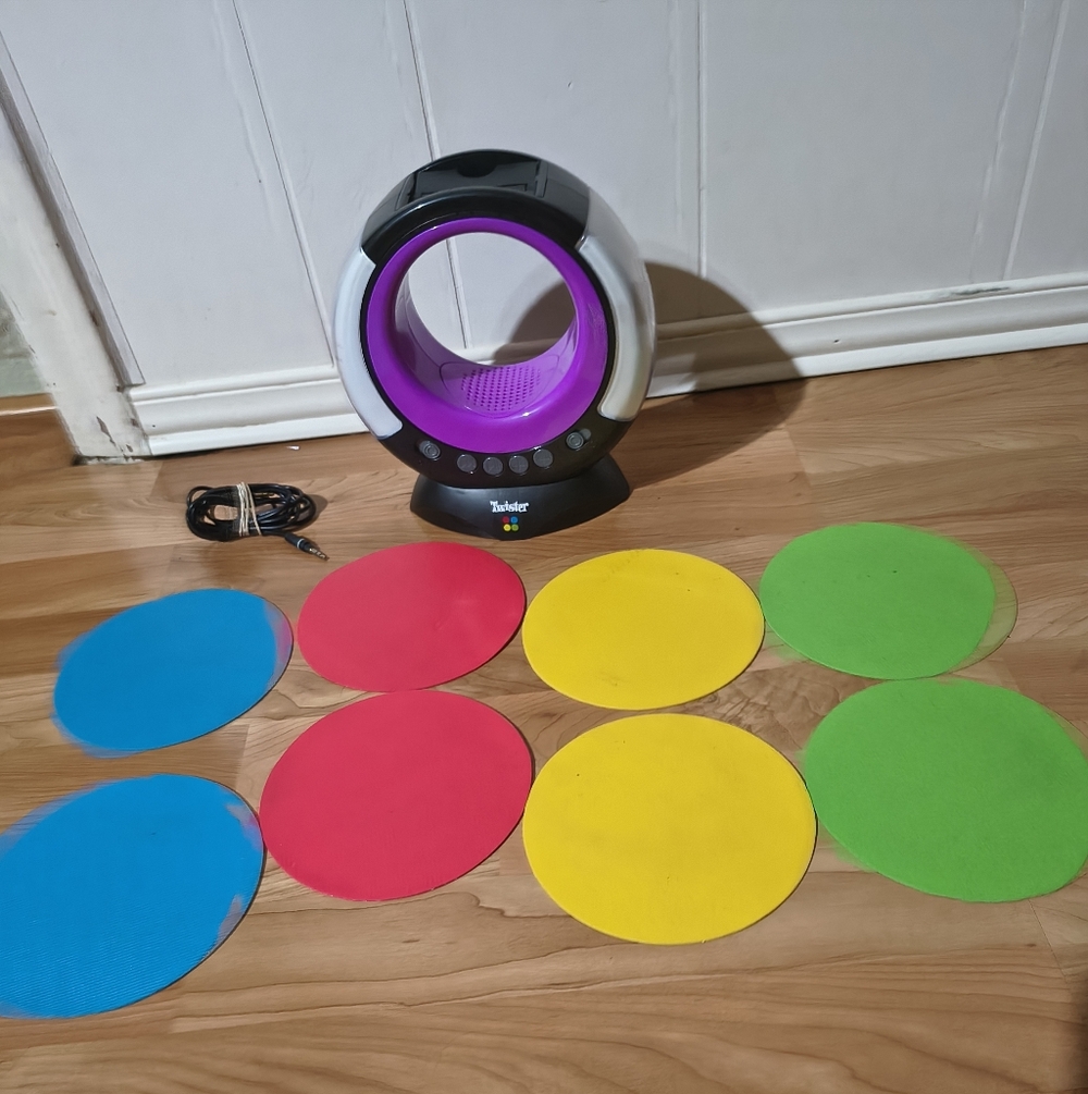 HASBRO Twister Dance Rave Game And Color Step Discs